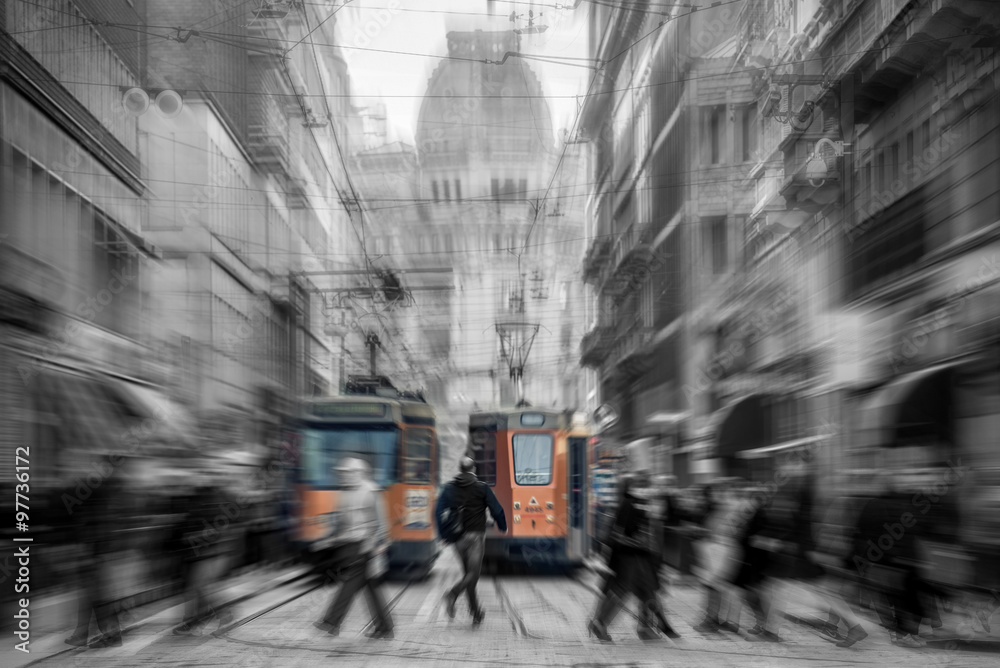Naklejka premium tramwaj w Mediolanie we Włoszech - przeniesione czarno-białe zdjęcie