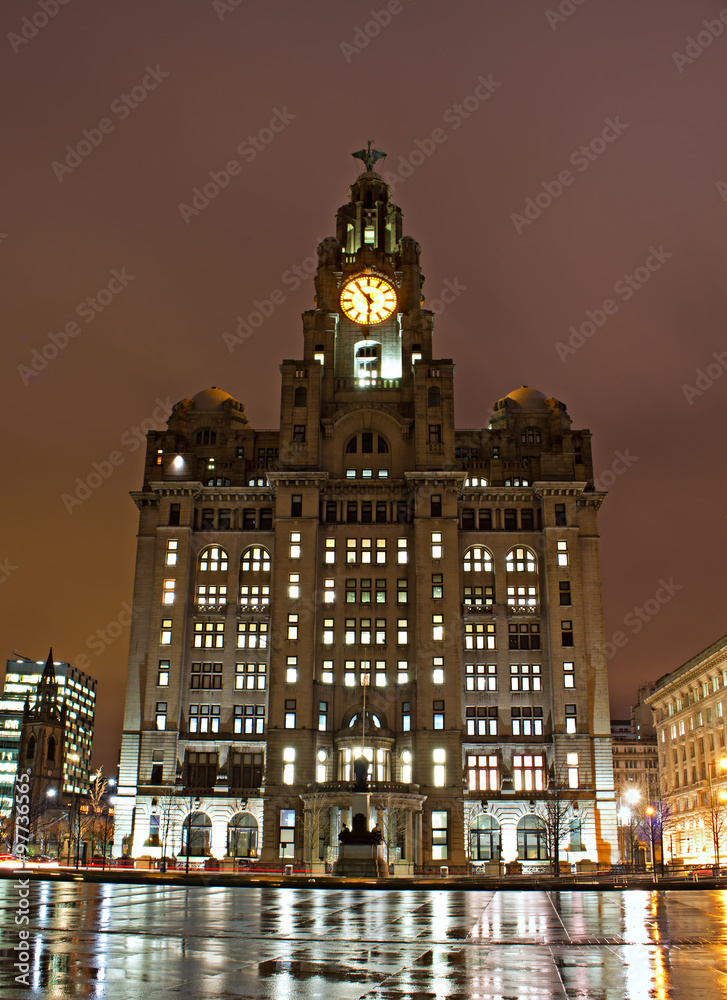 Obraz premium Liverpool's Historic Waterfront Buildings at Night