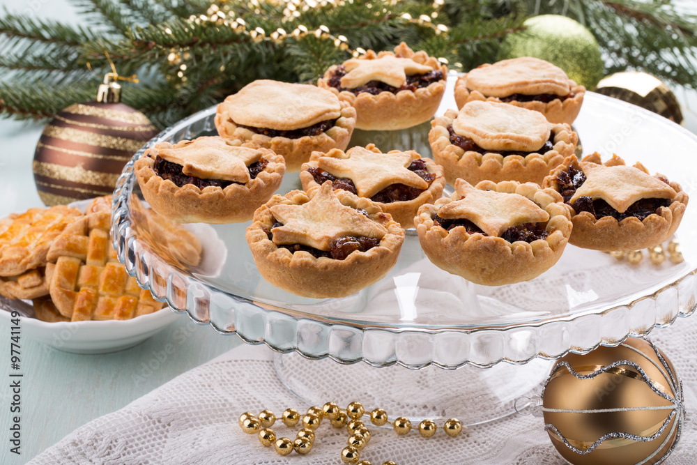 Traditional homemade fruit mince pies - obrazy, fototapety, plakaty 