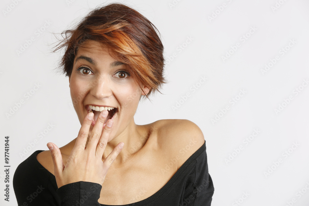 Bellissima ragazza spiritosa con espressione stupita Bellissima ragazza spiritosa con espressione stupita