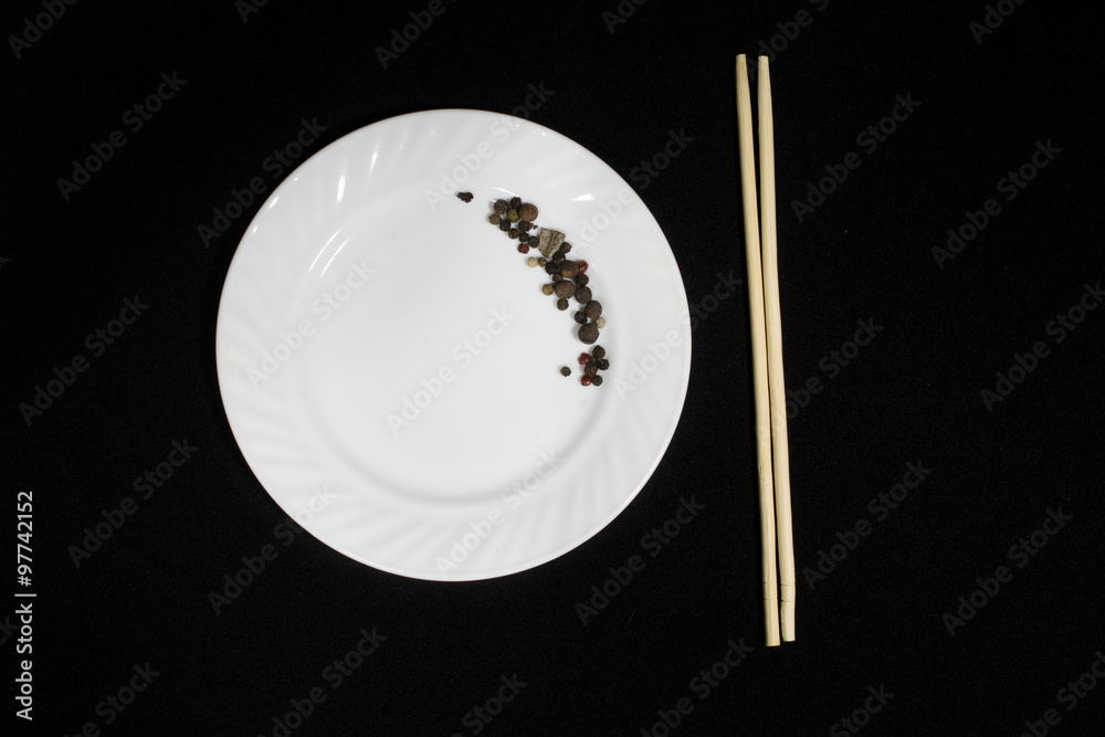 смеси перцев, на тарелке, восточный колорит, перец горошком, палочки для еды,  китайские палочки, белая тарелка, черный фон, изолятор Stock Photo | Adobe  Stock