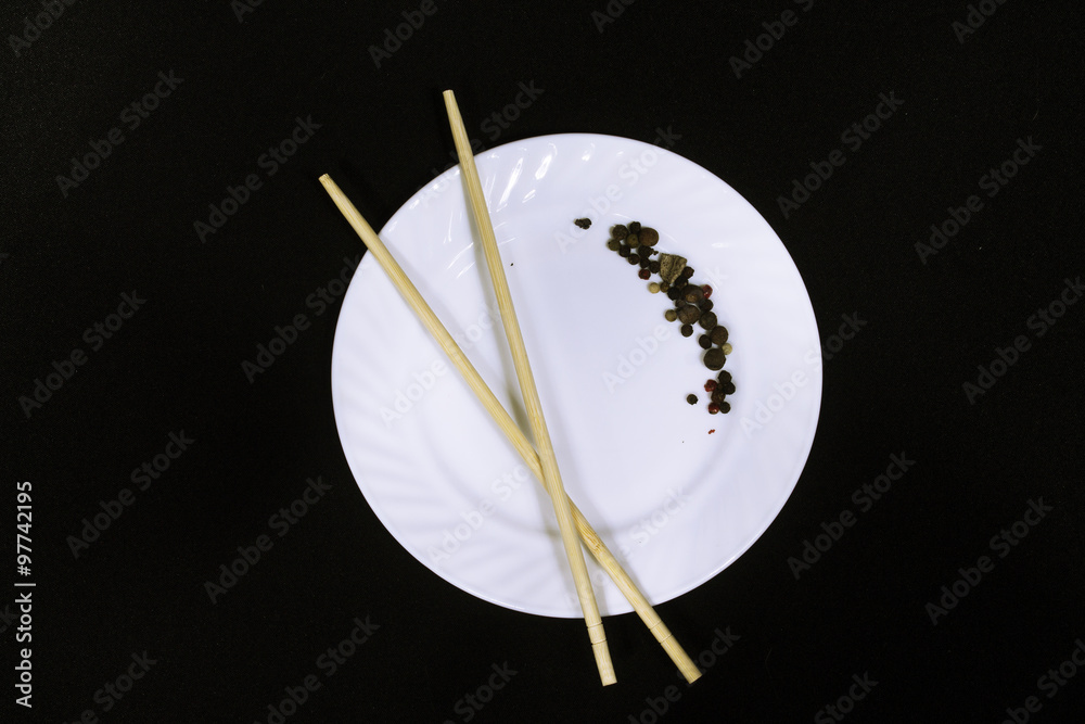 смеси перцев, на тарелке, восточный колорит, перец горошком, палочки для еды,  китайские палочки, белая тарелка, черный фон, изолятор Stock Photo | Adobe  Stock