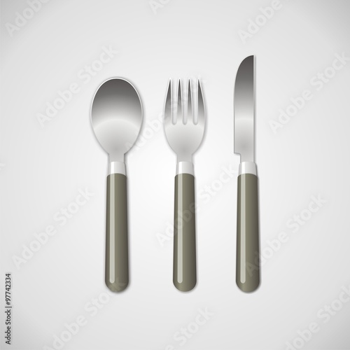 Cuchara, tenedor y cuchillo. Cubiertos sobre fondo gris