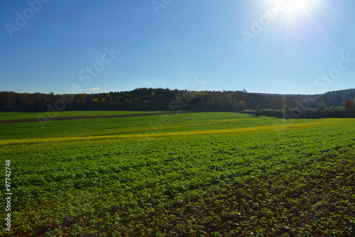 Herbstliche Felder und Wälder