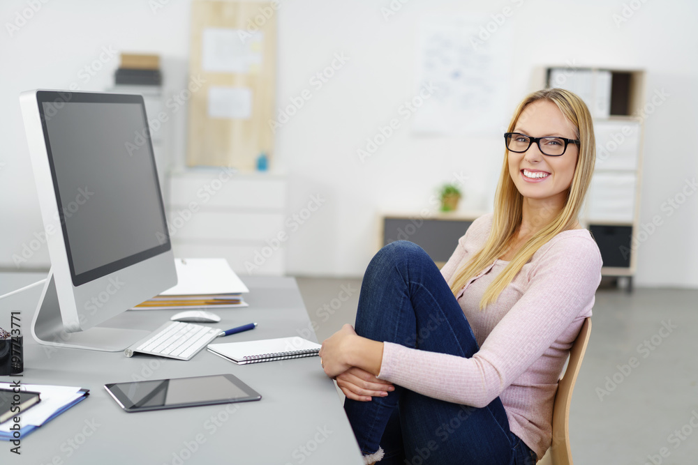 lachende junge geschäftsfrau sitzt lässig im büro lachende junge geschäftsfrau sitzt lässig im büro
