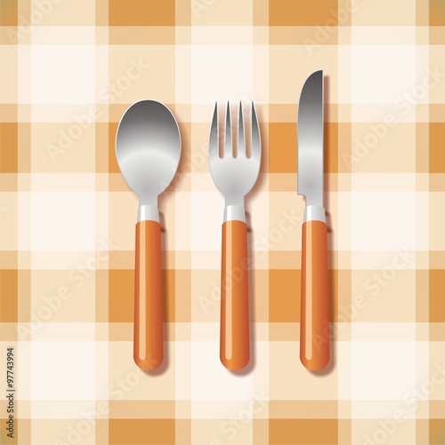 Cuchara, tenedor y cuchillo. Cubiertos sobre fondo de cuadros naranja