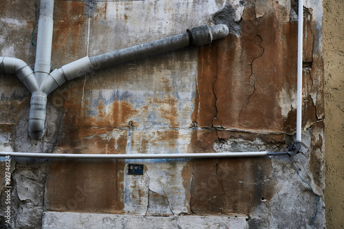Rohre an einer Hauswand photo