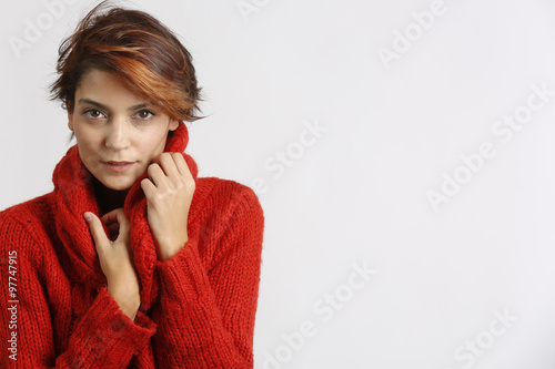 Bellissima ragazza indossa maglione rosso photo