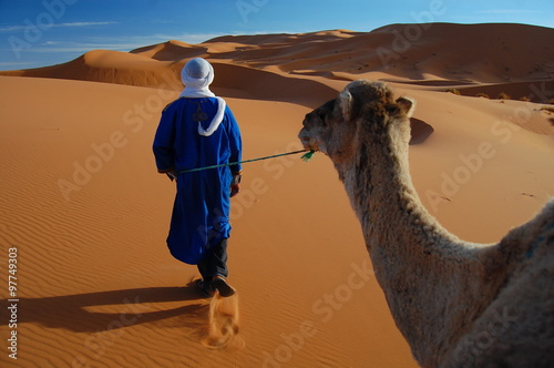 Tuareg nel deserto del Sahara