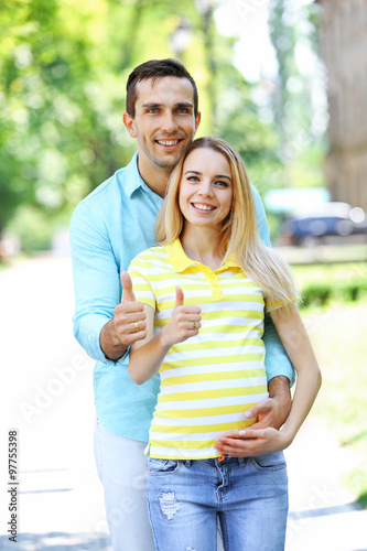 Young pregnant woman with h...
