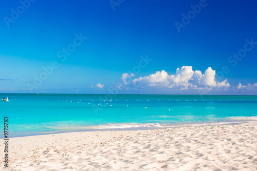 Fototapeta Naklejka Na Ścianę i Meble -  Idyllic clean perfect turquoise water and white sand at exotic island