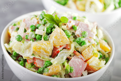 Potato salad with peas and ham