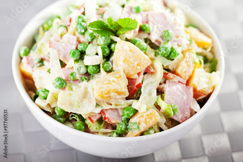 Potato salad with peas and ham
