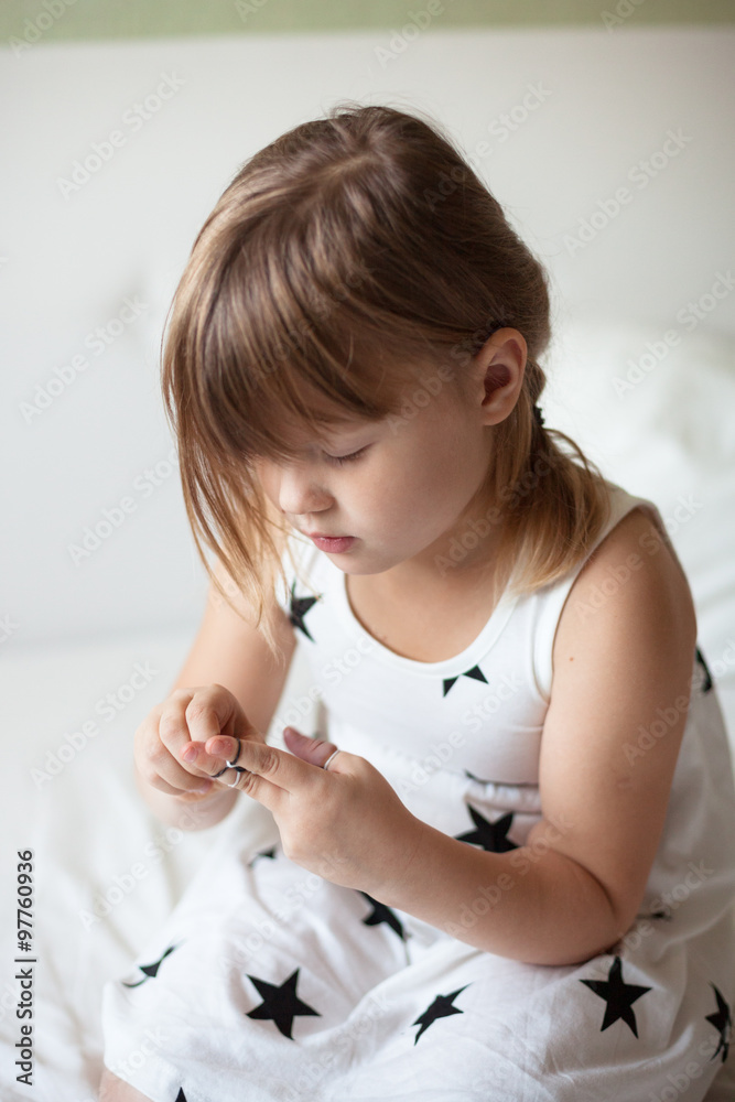 Girl weaves jewelry bracelet gum, gum weaving, hobby on a light background, Gum Plaiting Band Girl weaves jewelry bracelet gum, gum weaving, hobby on a light background, Gum Plaiting Band