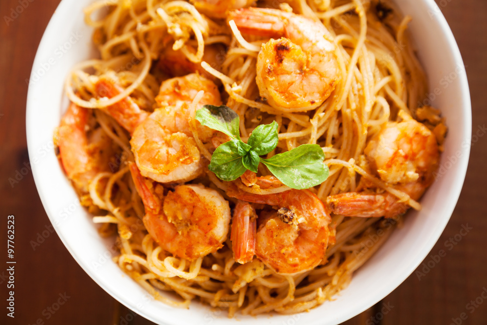 Thai rice noodles with shrimps