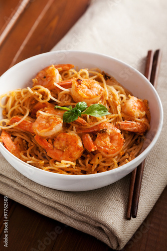Thai rice noodles with shrimps