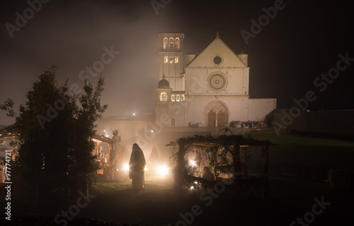 Basilica di San Francesco ad Assisi di notte immersa nella nebbia.