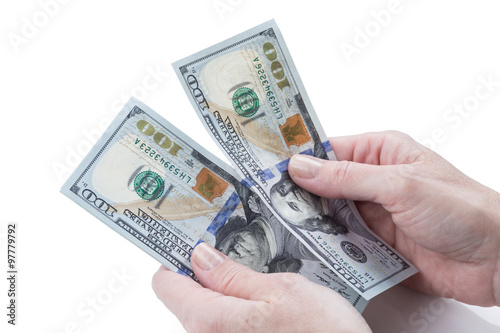 Weibliche Hände zählen die Geldscheine