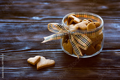 Carta da parati ginger biscuits in the shape of heart in the jar