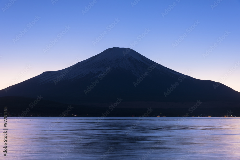 未明の本栖湖と富士山