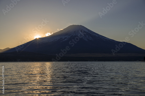本栖湖の富士山日の出