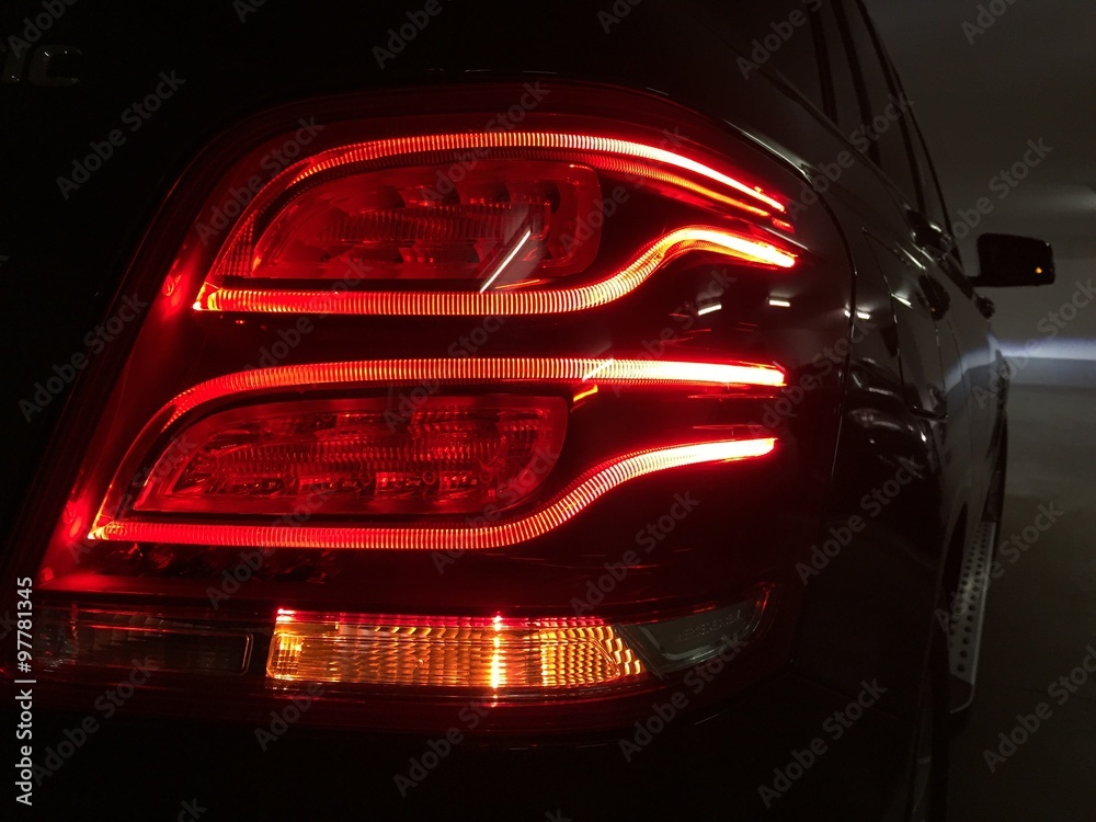 Auto Detail. Neue LED-Rücklicht in der Nacht. Die Rückleuchten des Auto, in  Hybrid Sportwagen. Bremslicht hinten's Auto entwickelt Stockfotografie -  Alamy