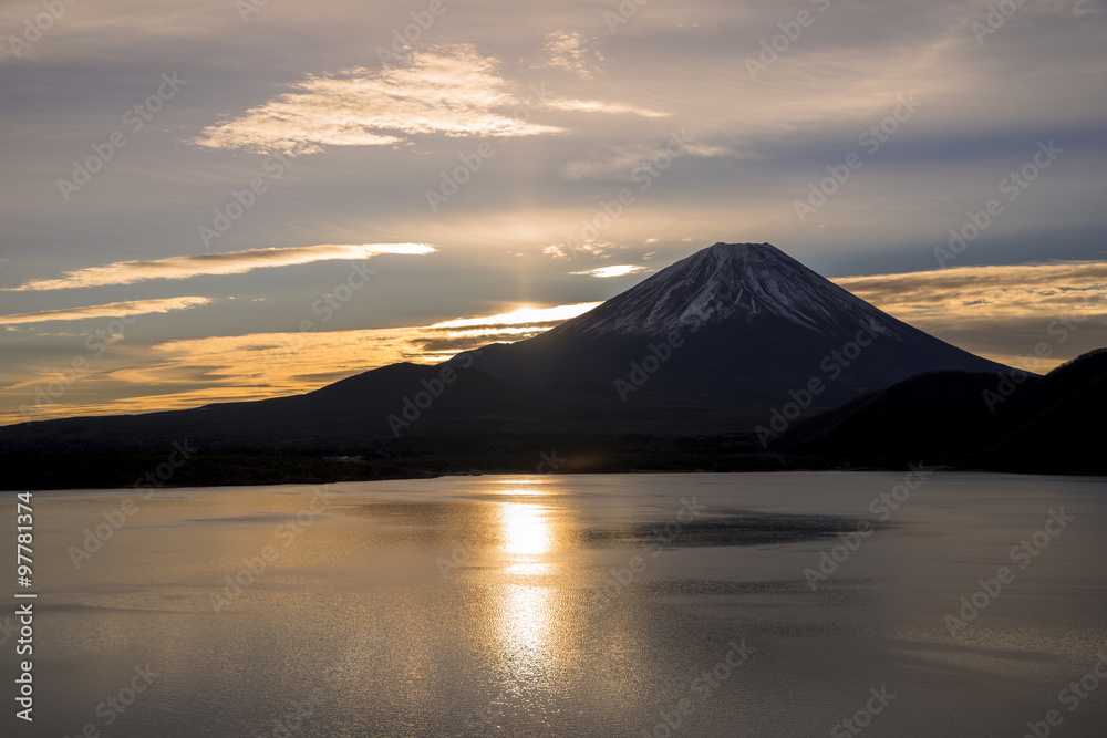 Fototapeta premium 本栖湖の富士山日の出