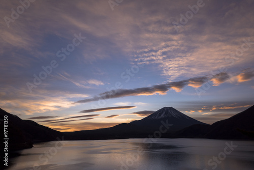 本栖湖の富士山日の出