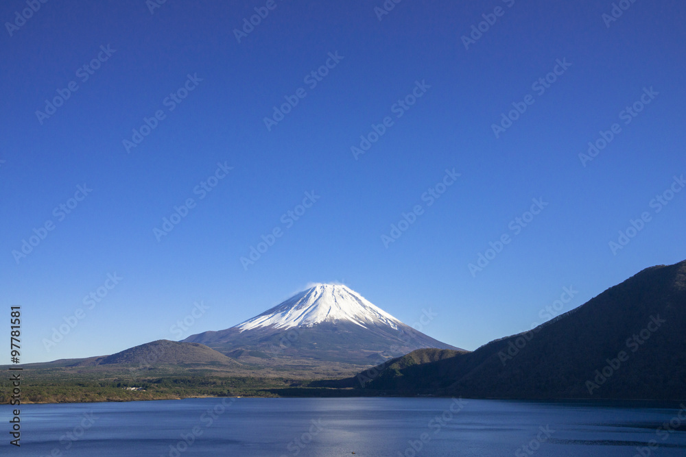 本栖湖と富士山 本栖湖と富士山