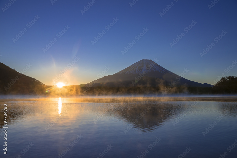 精進湖の日の出と富士山