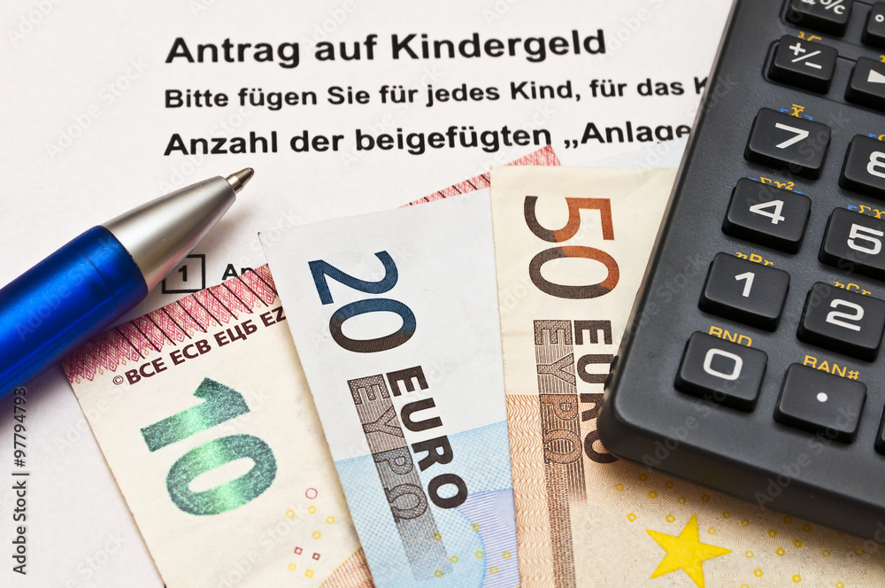 Kindergeld beantragen StockFoto Adobe Stock