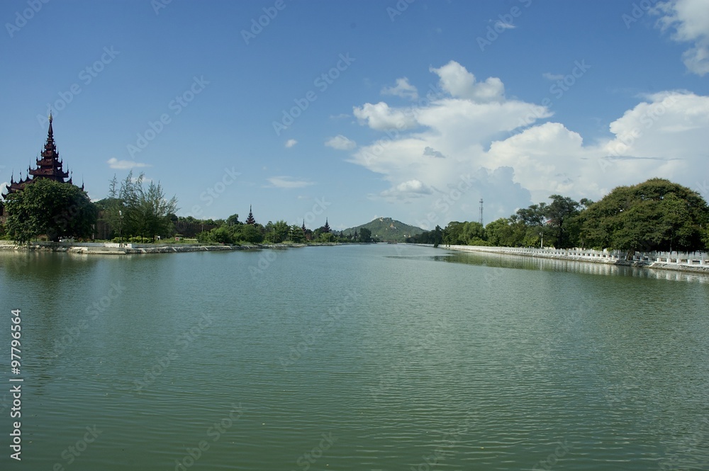 Obraz premium Mandalay palace/fort - moat