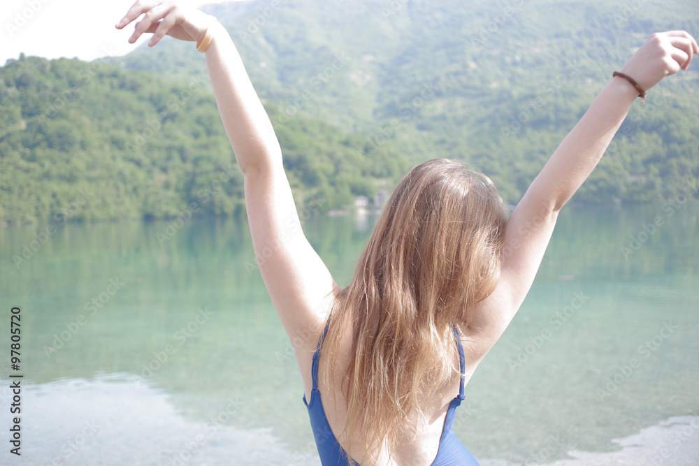 Naklejka premium girl in front of the lake and forest in Scandinavia