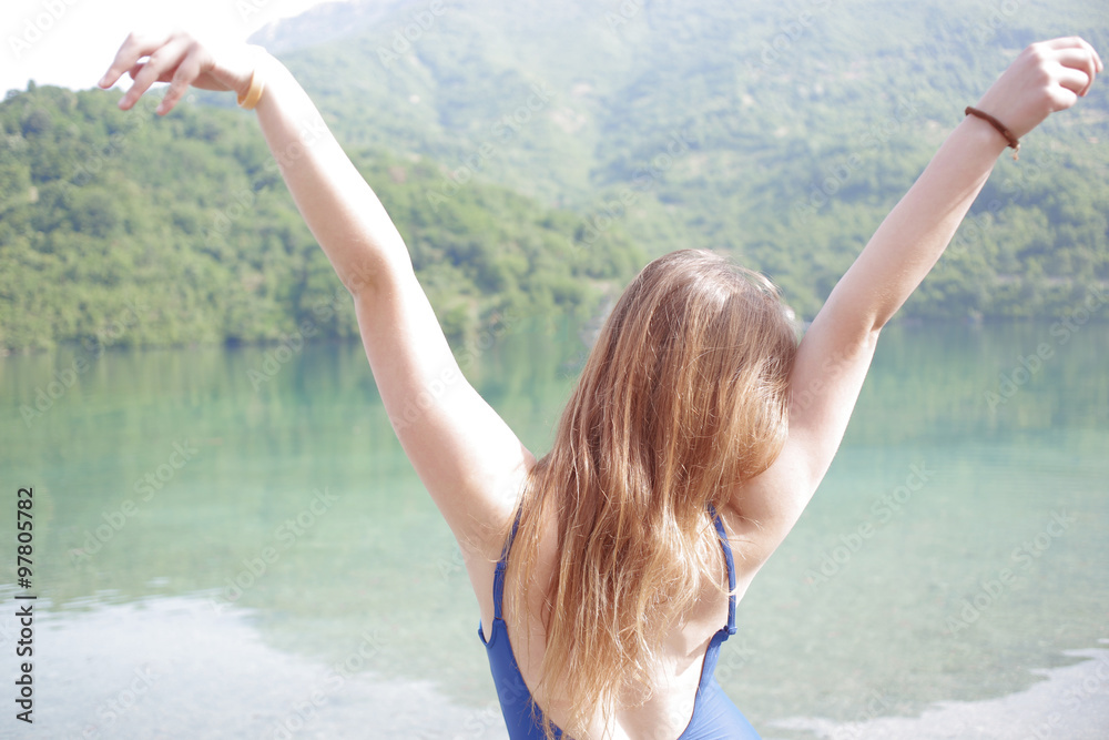 Naklejka premium girl in front of the lake and forest in Scandinavia
