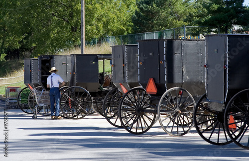 Fotografie Amish Buggies Lined Up at the Grocery Store – Lots of Amish buggies at the grocery store
