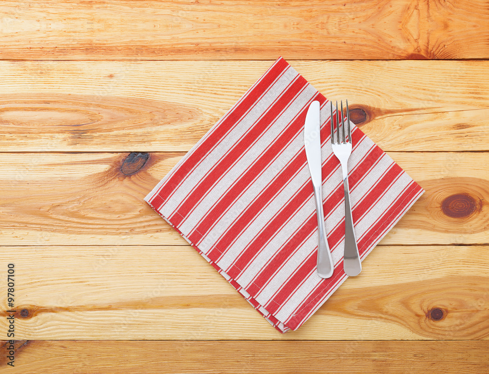 Obraz premium Kitchen. Wooden kitchen table with empty red tablecloth for dinner.