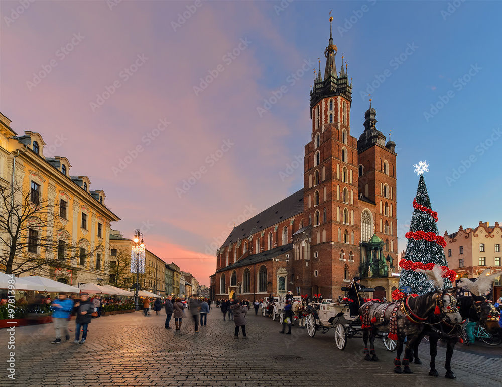 Naklejka premium Rynek Starego Miasta w Krakowie udekorowany bożonarodzeniowo