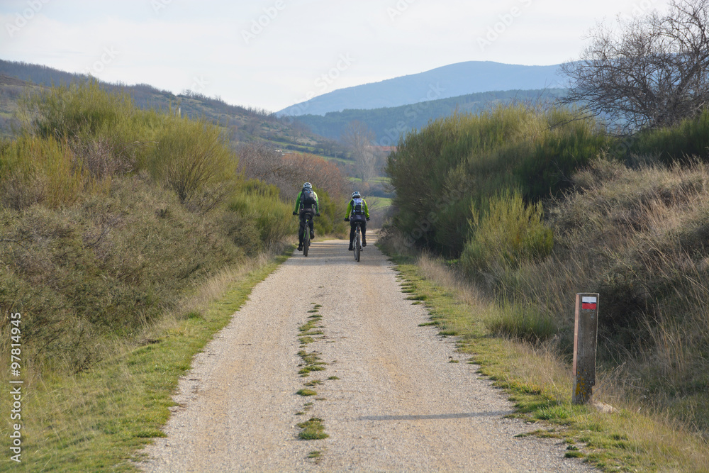 Obraz premium ruta ciclista por el monte