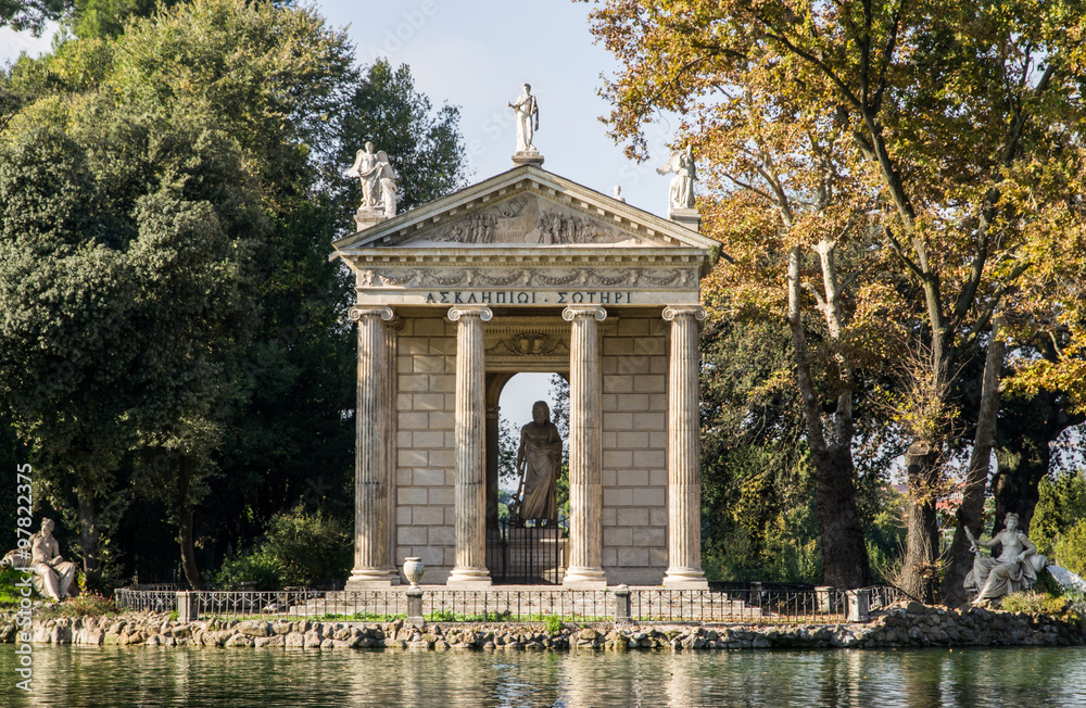 Tempio di Esculapio a Villa Borghese in autunno, Roma