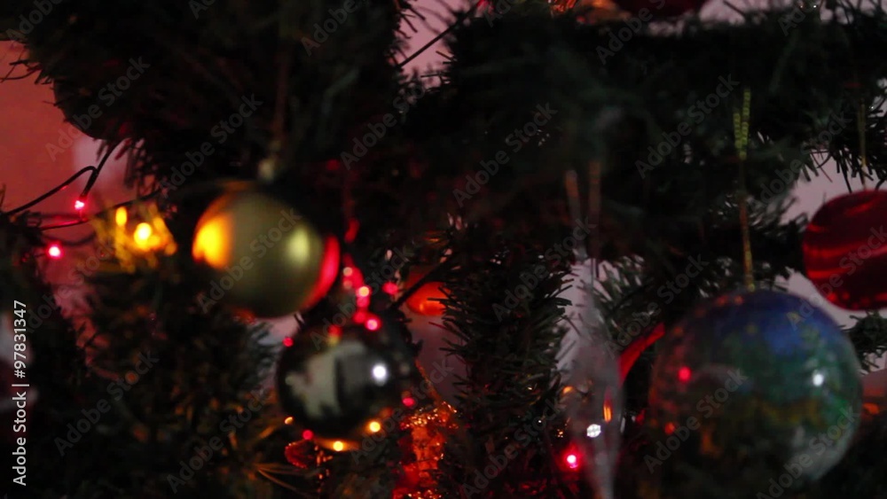 Decorando el árbol de Navidad y el Betlem
