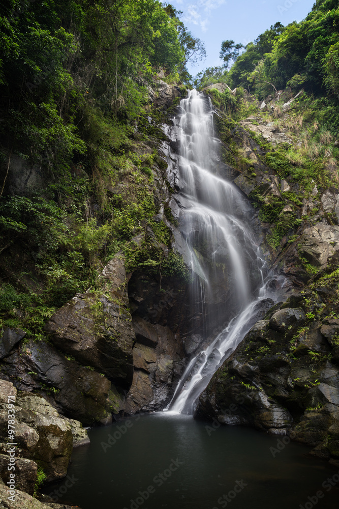 Obraz premium Mirror Pool Waterfall in New Territories, Hong Kong, China.