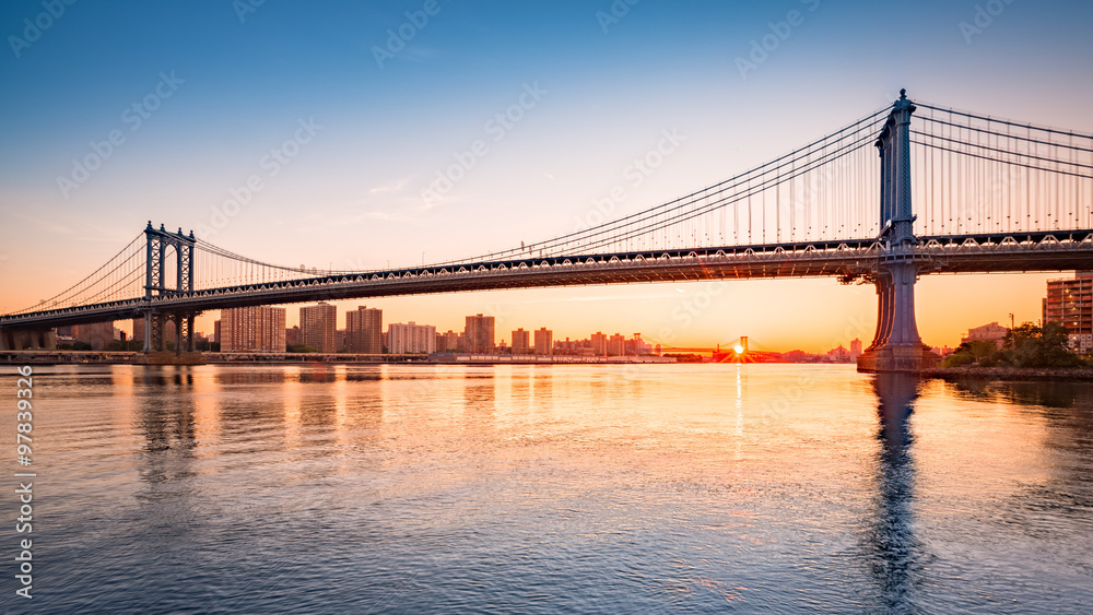 Naklejka premium Manhattan Bridge o wschodzie słońca, oglądany z Brooklyn Bridge Park