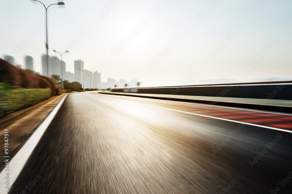 Obraz premium sunlight and empty asphalt road with traffic sign