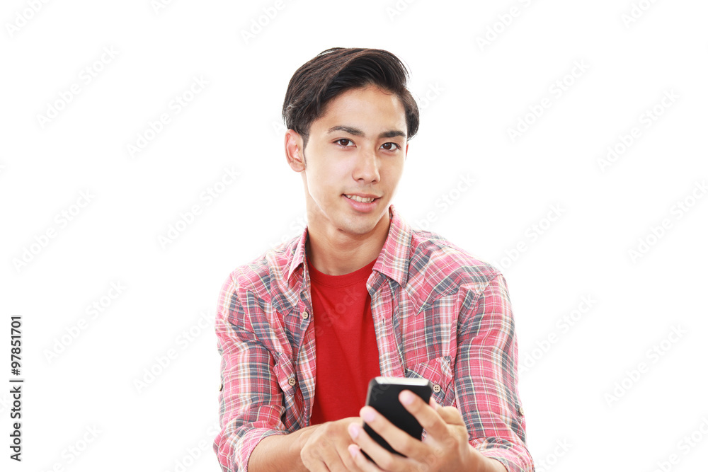 スマートフォンを持つ青年 スマートフォンを持つ青年