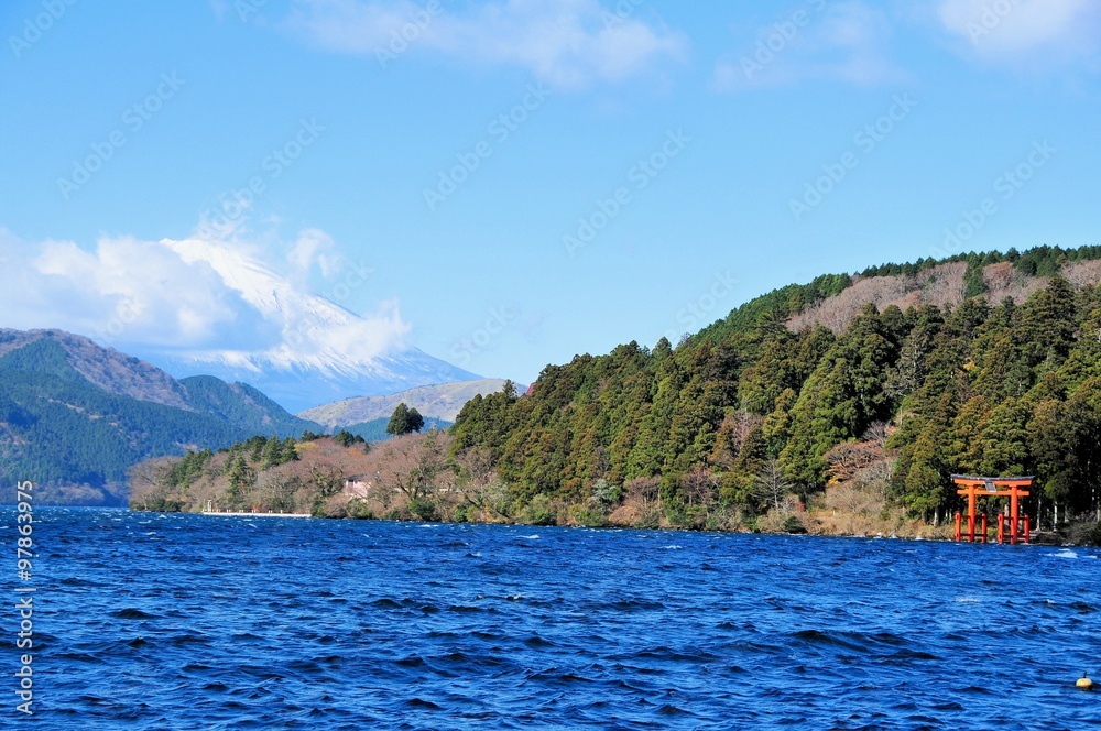芦ノ湖と鳥居