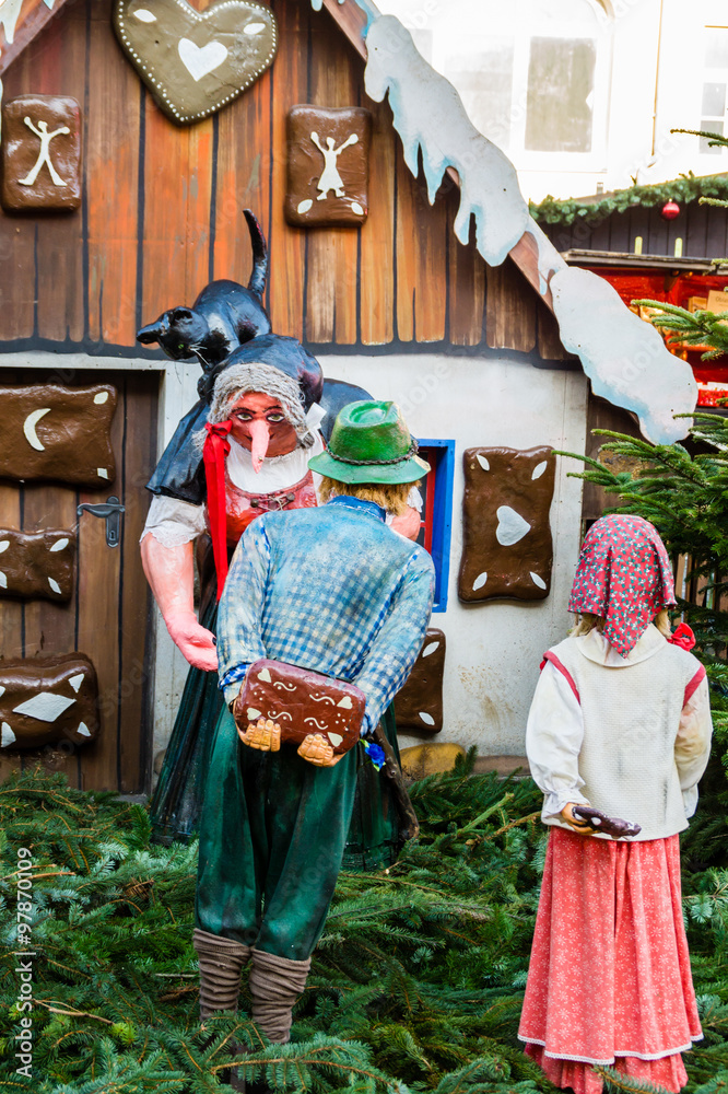 Hänsel und Gretel am Lebkuchenhaus foto de Stock Adobe Stock