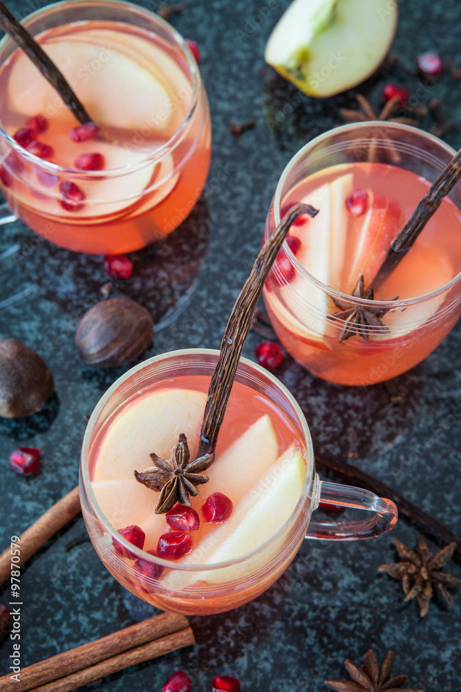 Fototapeta premium Winterpunsch mit Gewuerzen