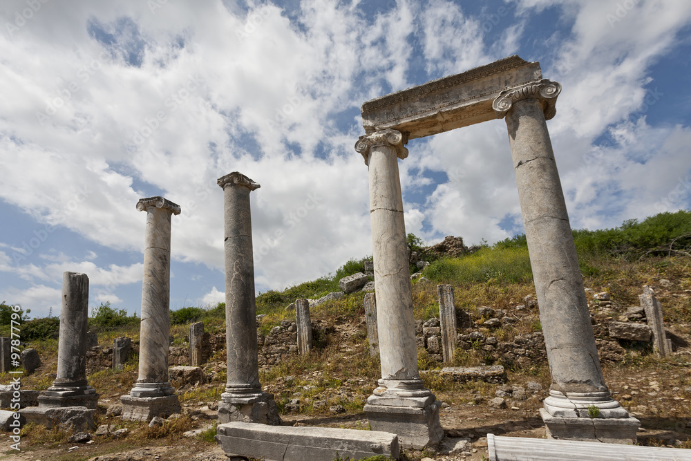 Columns and Header in Historic Perga