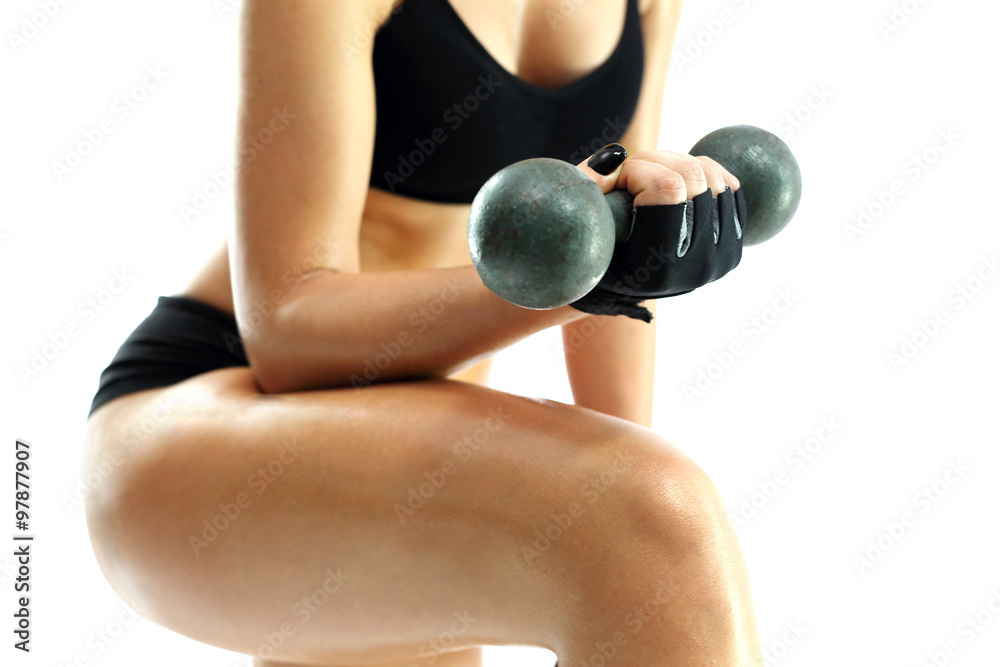 Naklejka premium Hantle. Kobieta w stroju sportowym podnosi ciężarki.