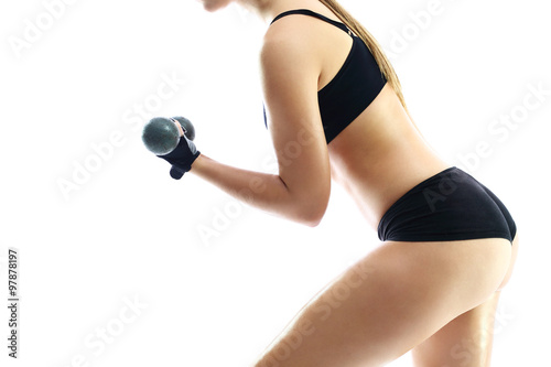 Odchudzający trening, ciało kobiety w bieliźnie sportowej. Kobieta w stroju sportowym podnosi ciężarki.